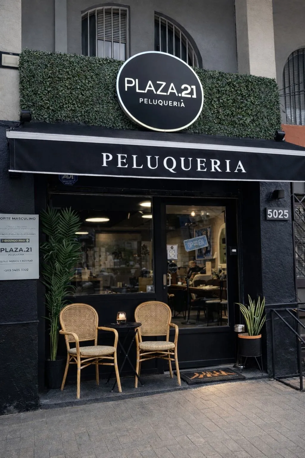 Fachada de Plaza.21 Peluquería en Av. Irarrázaval