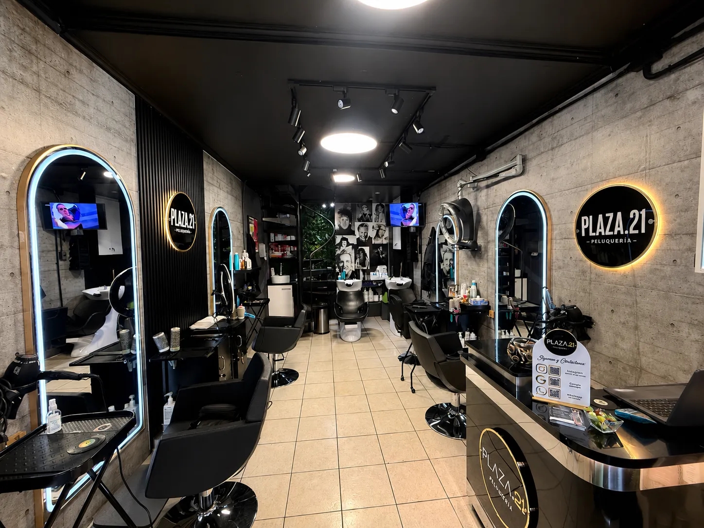 Interior de Plaza.21 Peluquería con sus espejos iluminados